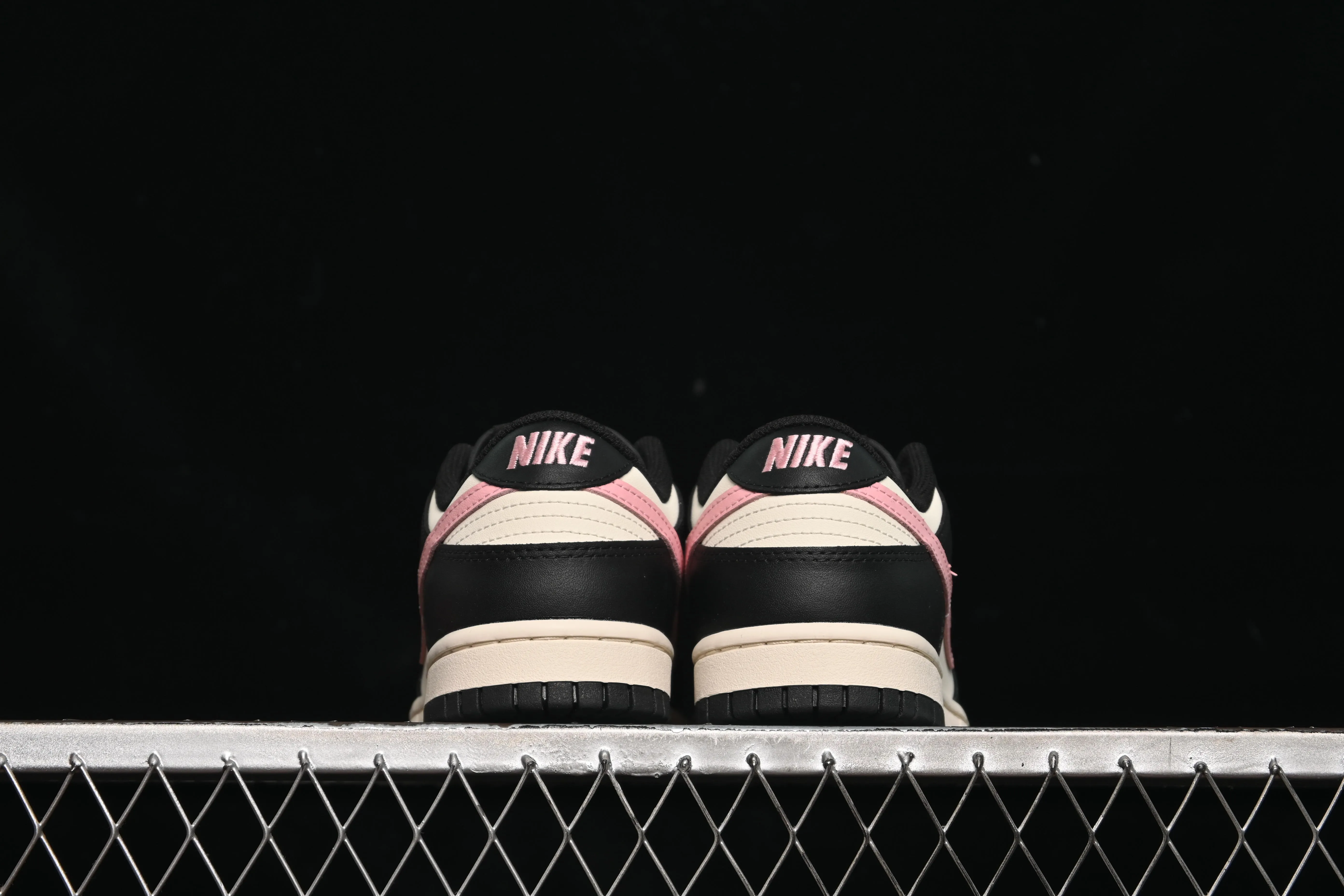All Categories Nk SB Dunk Series Nk SB Dunk Low Low-top sneakers Nike SB Dunk Low White, black and pink color Low-top casual sneakers DD1391-100